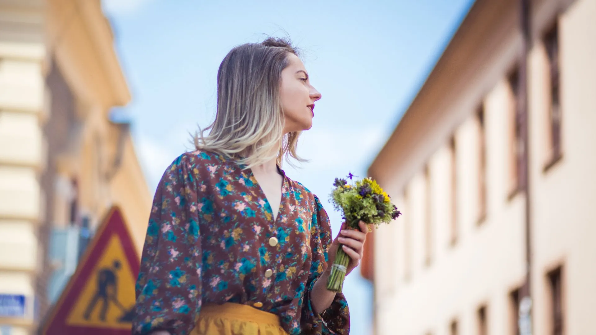 mulher com flores