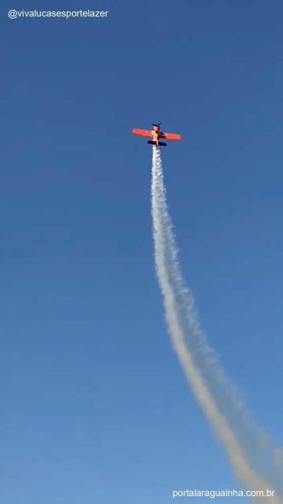 Aviao acrobatico deixando rastro fumaca no ceu