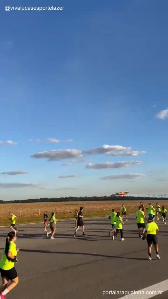 Aviao rasante sobre corredores evento