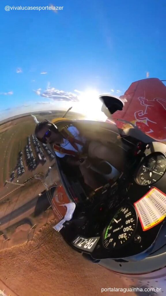 Aviao realizando manobra acrobatica show aereo