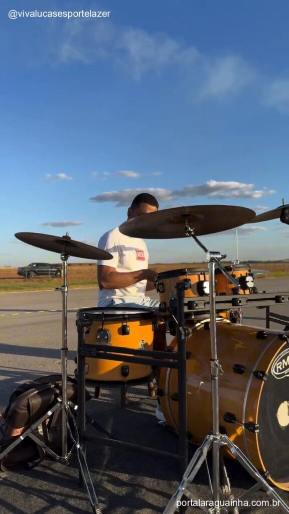 Baterista tocando evento fundacao rio verde