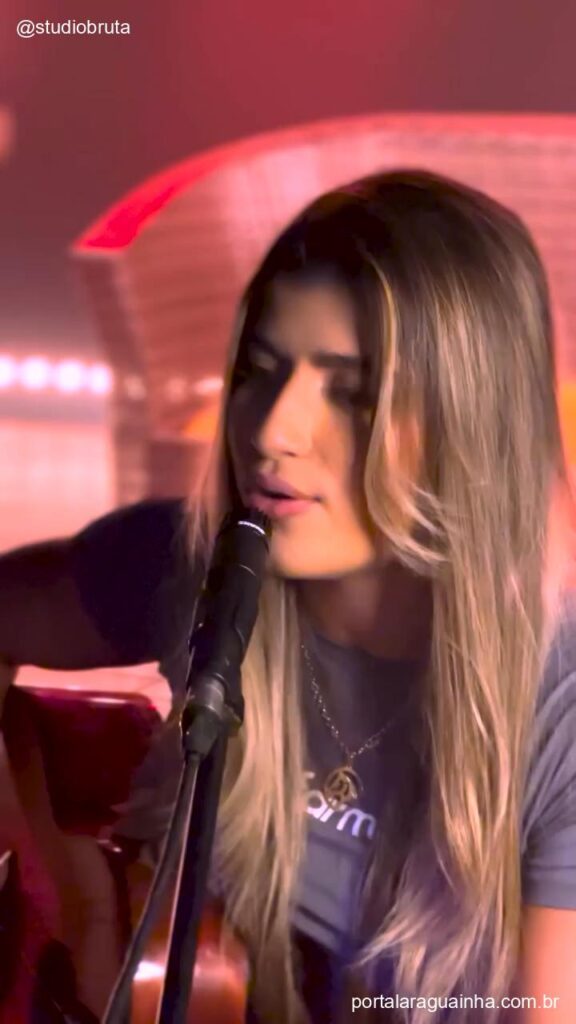 Foco na interpretacao mulher cantando violao studiobruta