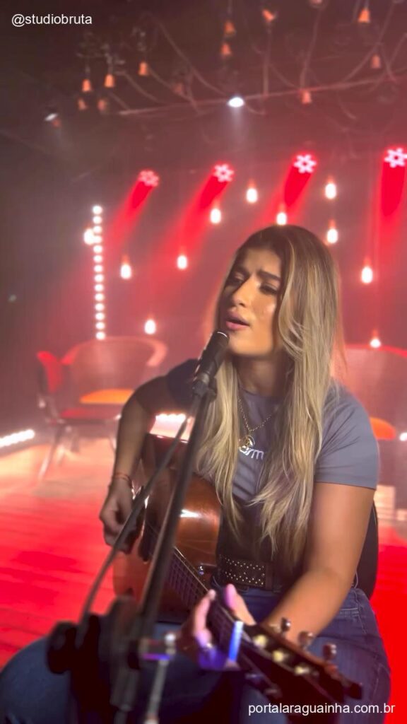 Mulher cantando e tocando com foco studiobruta