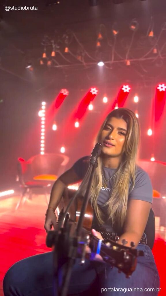 Mulher cantando violao cena impactante studiobruta