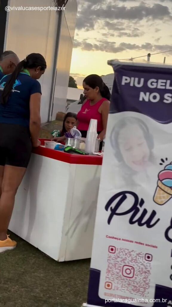 Pessoas atendendo stand alimentos evento