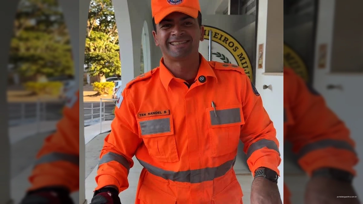 Bombeiro demonstrando em maquete como fechar portas impede fumaça de incêndio