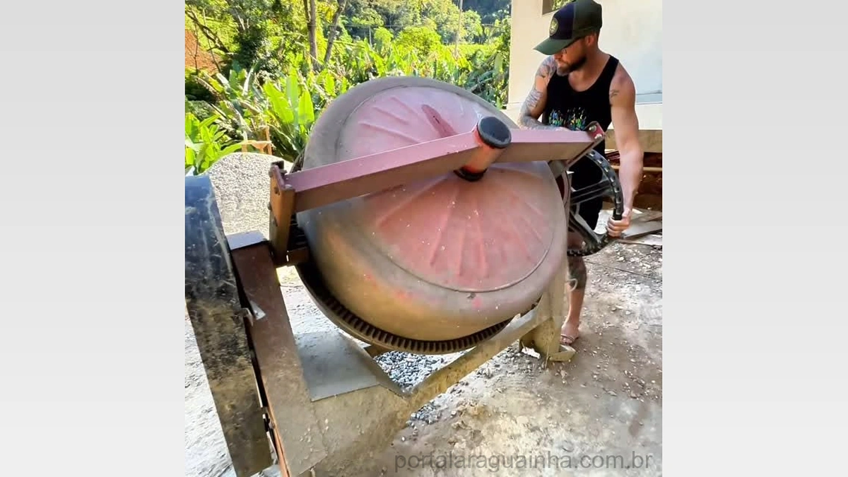 Vista aérea da chácara com a nova casa e o lago de peixes prontos, cercados por vegetação exuberante.