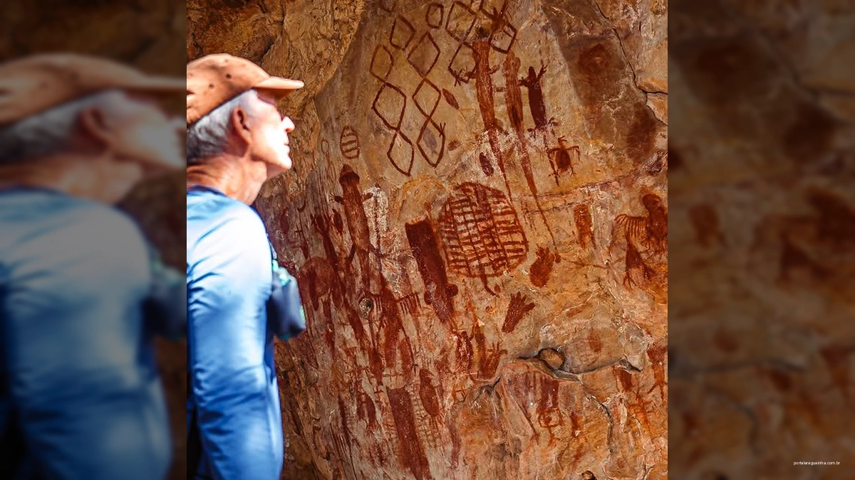 Pessoas em cachoeira de águas cristalinas na Chapada das Emas, Goiás, com montanhas ao fundo.