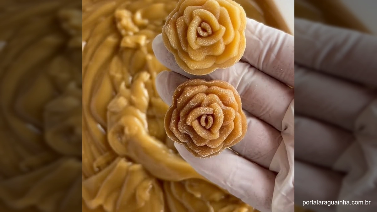 Dois doces de leite com cores diferentes, um mais claro e outro mais escuro, mostrando a variação de cor. Ambos estão em forma de rosa.