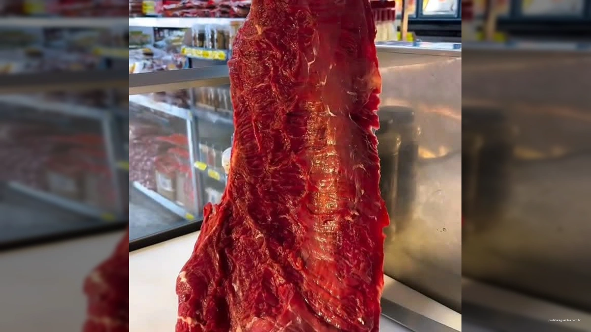 Foto de cortes de carne vermelha macios e bem marmorizados em uma tábua de corte.