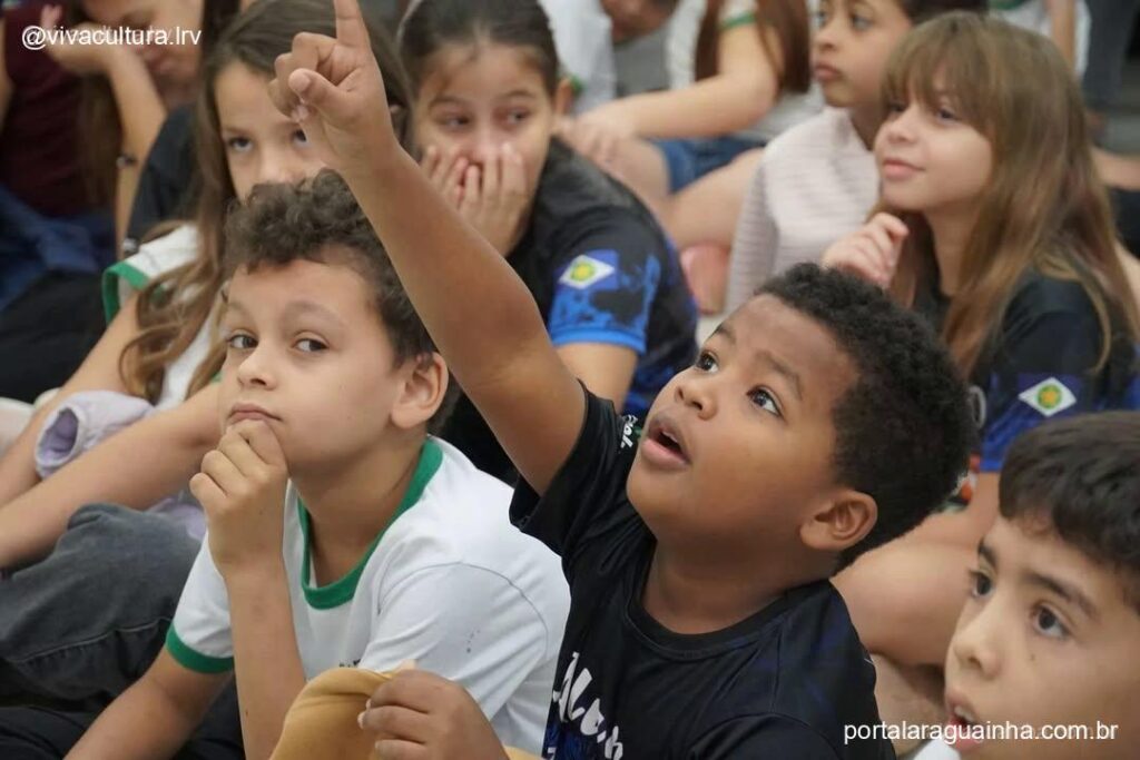 Criancas atentas palestra museu