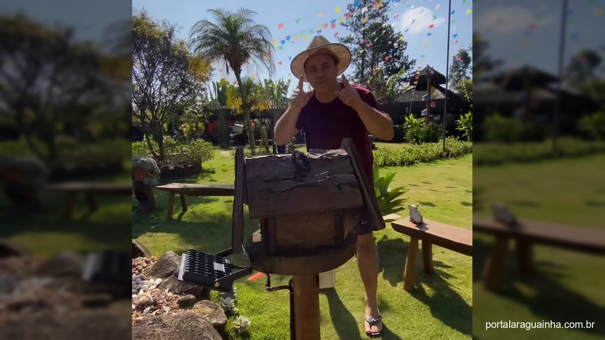 Homem mostrando decorações de jardim com casinha de passarinho e banco de madeira