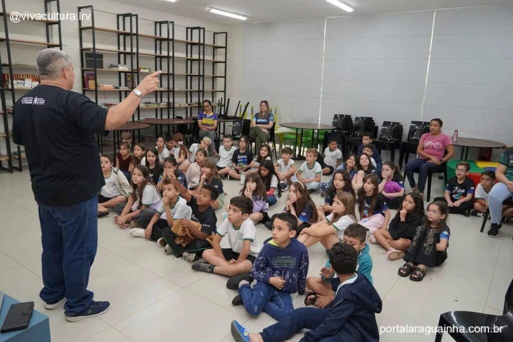Educador interagindo alunos museu