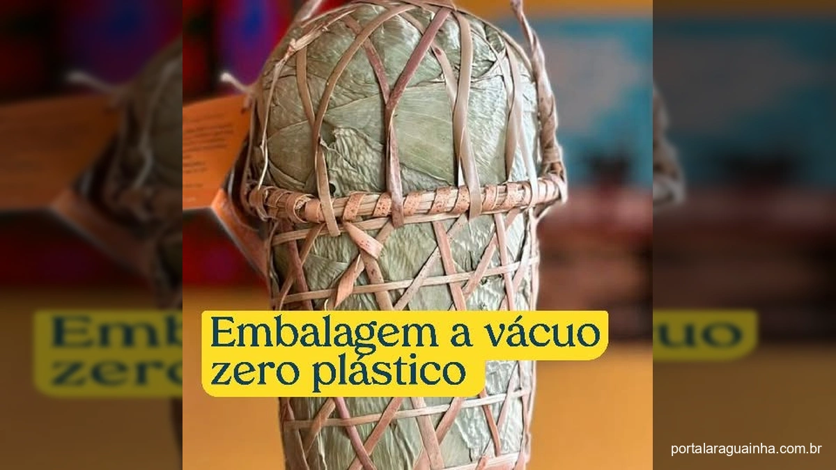 Foto de uma embalagem de farinha indígena feita com folhas e palha trançada, representando uma técnica de vácuo ancestral