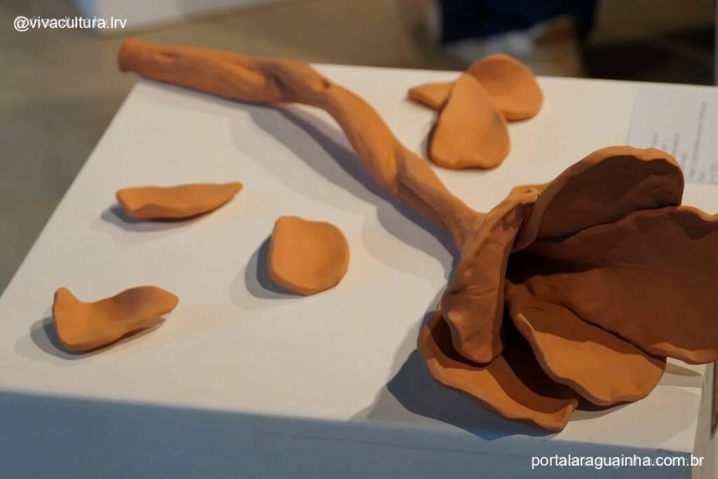 Escultura flor argila museu