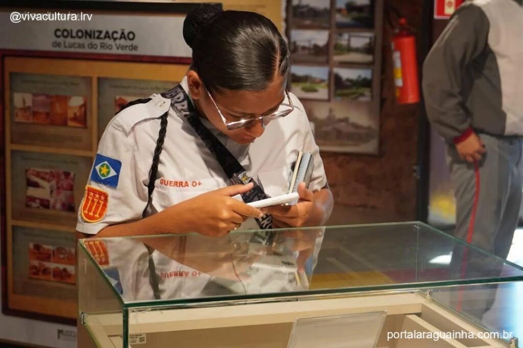 Estudante interagindo exposicao
