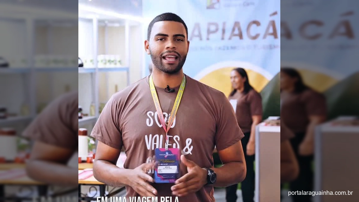 Secretário de Turismo de Apiacá em stand na Feira dos Municípios com produtos locais