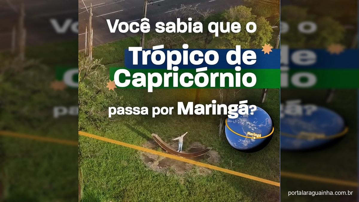 Homem próximo a um marco do Trópico de Capricórnio em Maringá, com paisagem verde e céu azul ao fundo.