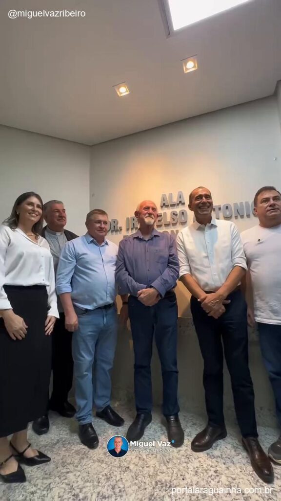 Grupo de homens na inauguracao hospital