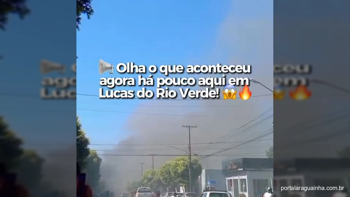 Caminhão de bombeiros chegando em local de incêndio com fumaça no fundo