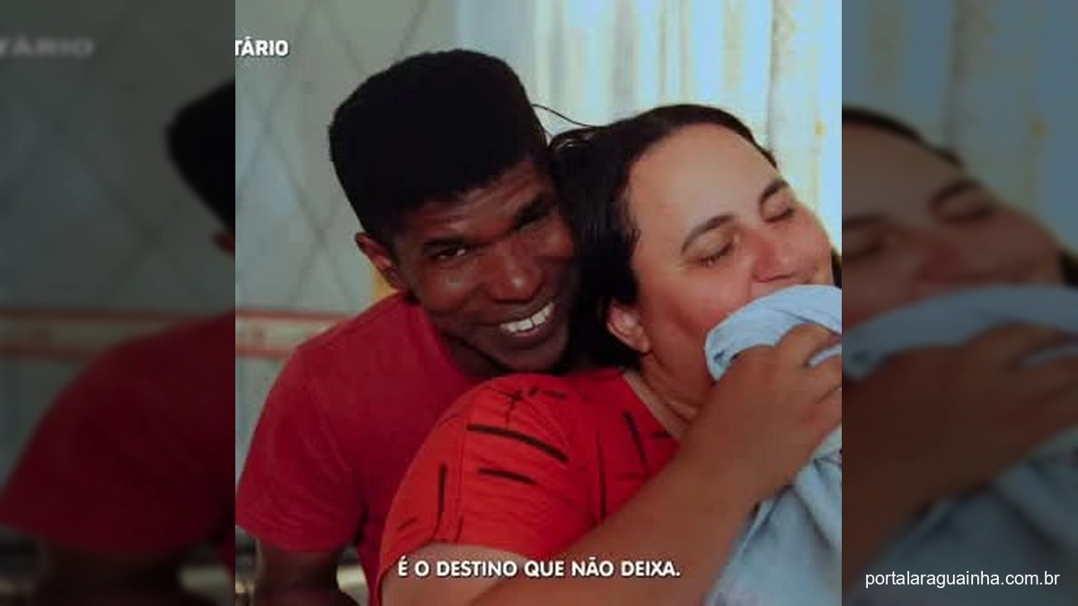 Casal em cozinha, mulher explica custos do lixo para homem