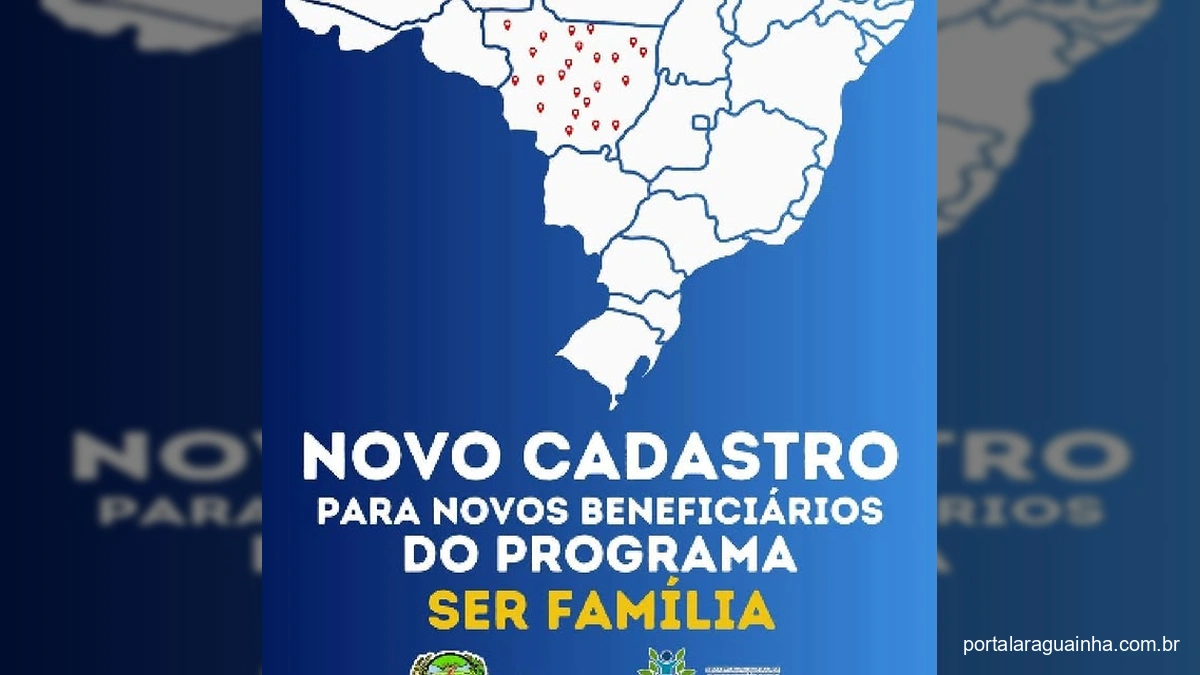 Jovem homem sorrindo e falando sobre programa social em frente ao prédio do CRAS.