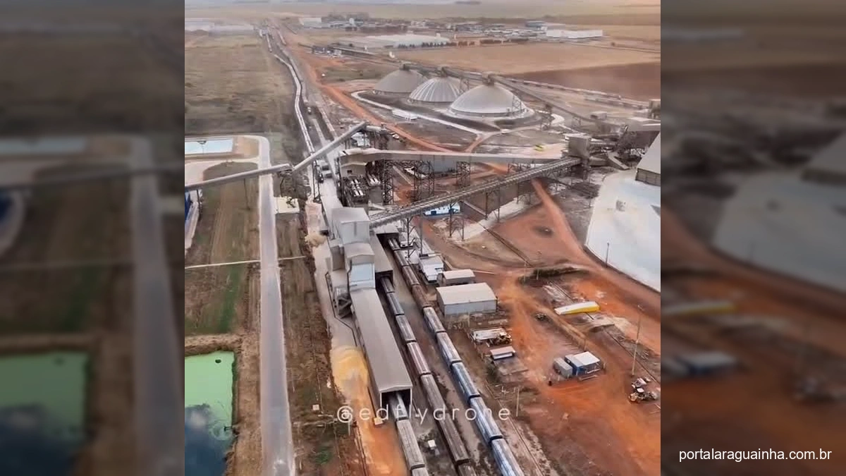 Vista aérea do terminal de grãos em Rondonópolis com caminhões e trens