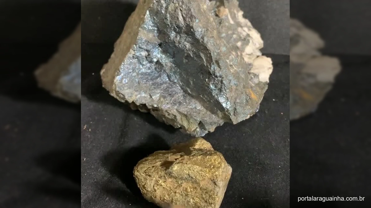 Malaquita verde em rocha com áreas marrons e brancas, sendo apontada por um lápis verde.