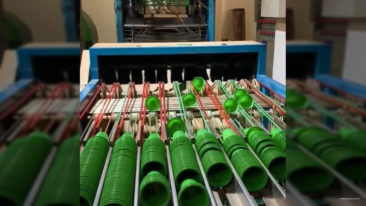 Mulher falando sobre sustentabilidade em um riacho com imagens de produção de copos descartáveis