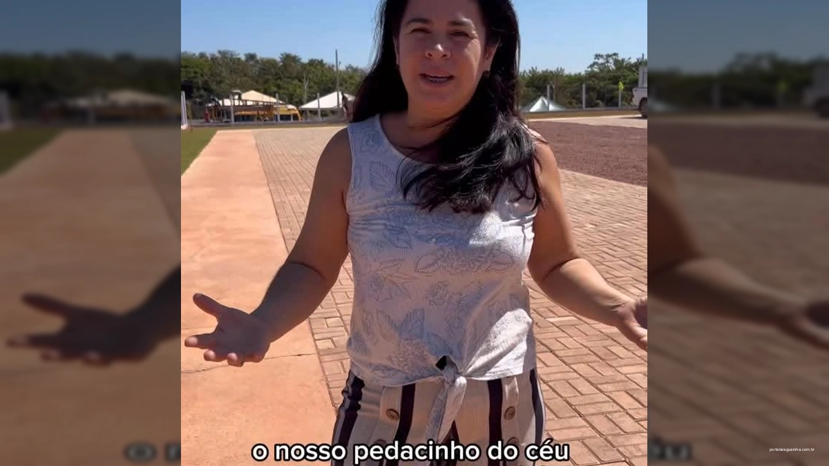 Mulher sorridente convidando para festa em parque de Marcelândia