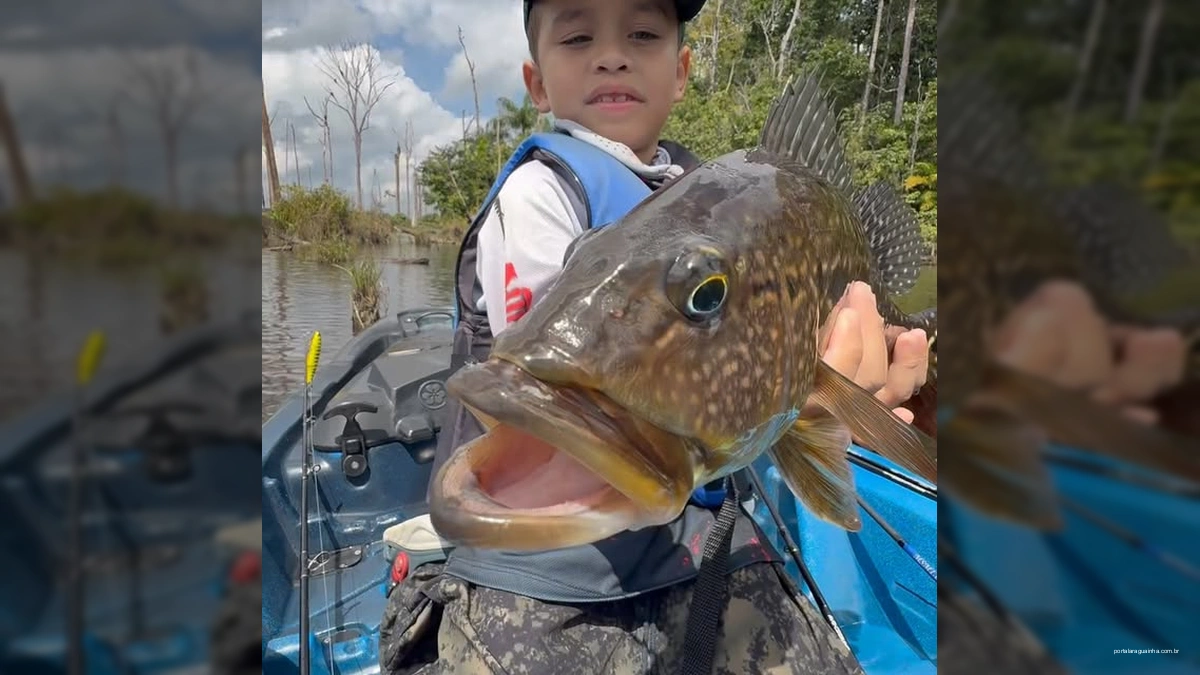 Emocionante Captura e Soltura de Tucunaré Paca Ilumina Aventura Pai e Filho em Caiaque!