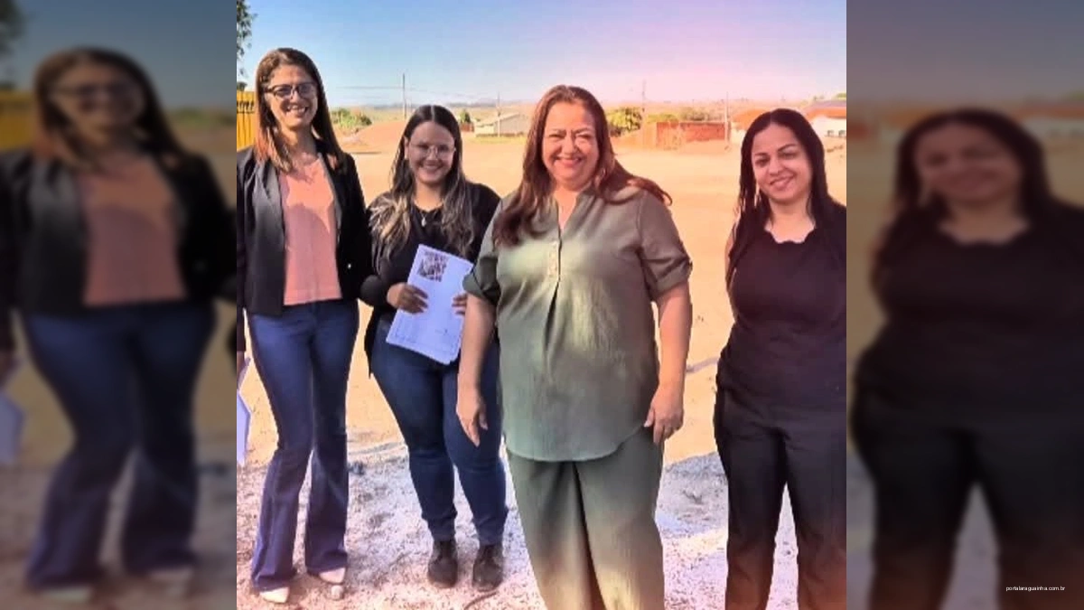 Mulher em terreno vazio, com outras mulheres e casas ao fundo, indicando local de futuro empreendimento habitacional em Pedra Preta, Mato Grosso.