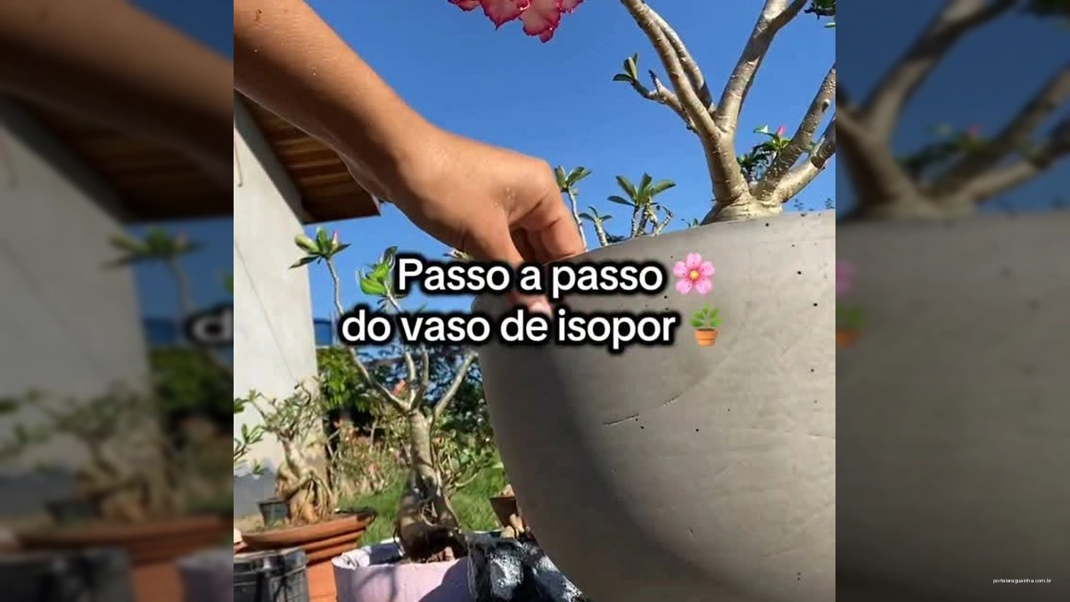 Imagem de uma mulher moldando um vaso de isopor e cimento com luvas brancas