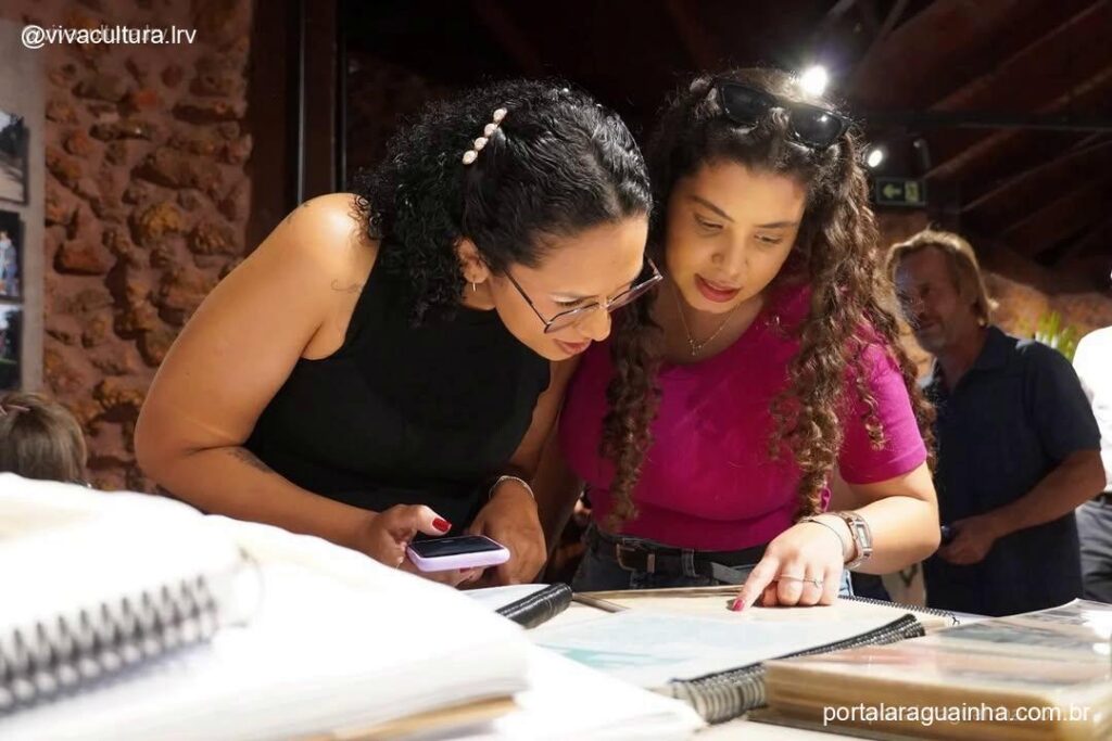 Mulheres analisando documentos museu