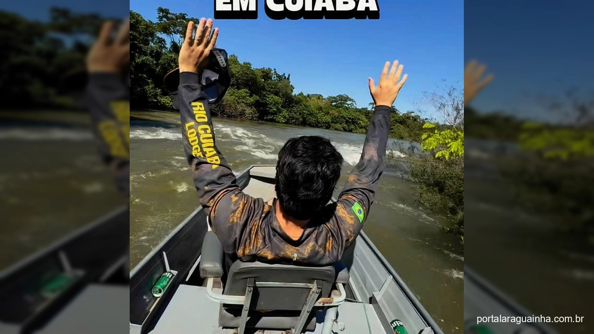 Homem pescando em barco no rio, cercado por natureza exuberante em Cuiabá