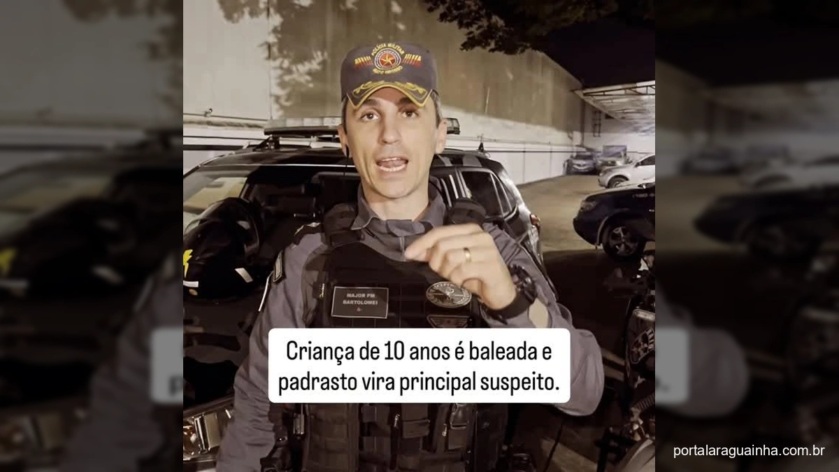 Policial militar Major Bartolomei falando sobre a apreensão de uma arma e a prisão de um suspeito em Sinop, com uma arma de fogo apreendida e viaturas da Força Tática e Raio ao fundo.