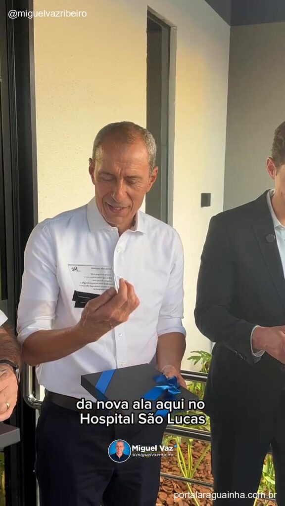 Prefeito miguel vaz segurando placa agradecimento
