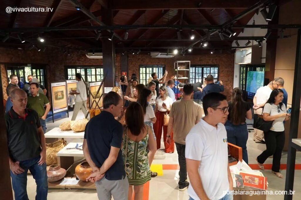 Publico visitando exposicoes museu
