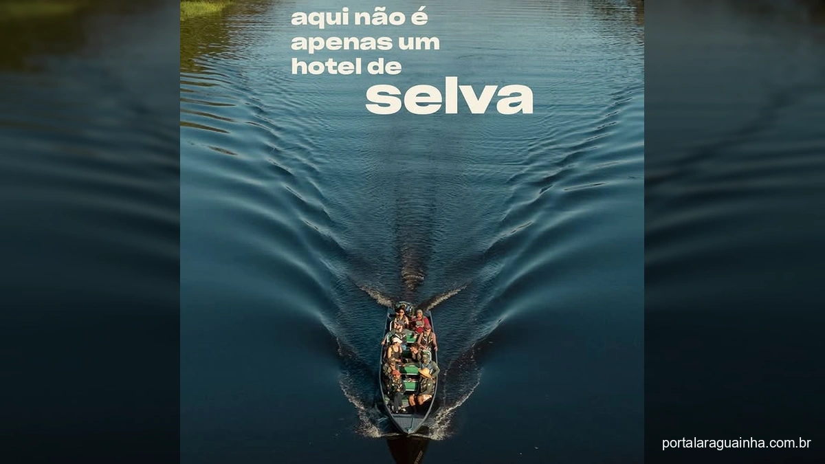 Vista aérea da Pousada Uakari Lodge na Reserva Mamirauá, com bangalôs flutuantes no rio e floresta ao redor.
