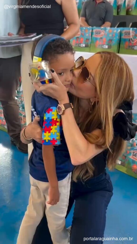 Virginia mendes abraca e beija menino